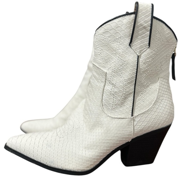 JustFab Sydney Western  White Textured Ankle Boot Sz 8 - Picture 9 of 16